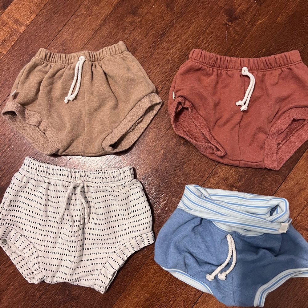 3 Childhood Shorts And 1 luLu And Roo(blue) 3 Are 4t White And Black 3t fits a 4